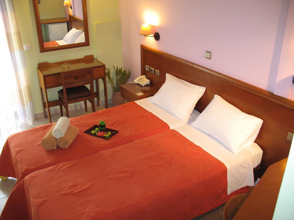 Hotel Prigipikon Suites And Sofites Лутра Ипатис Екстериор снимка