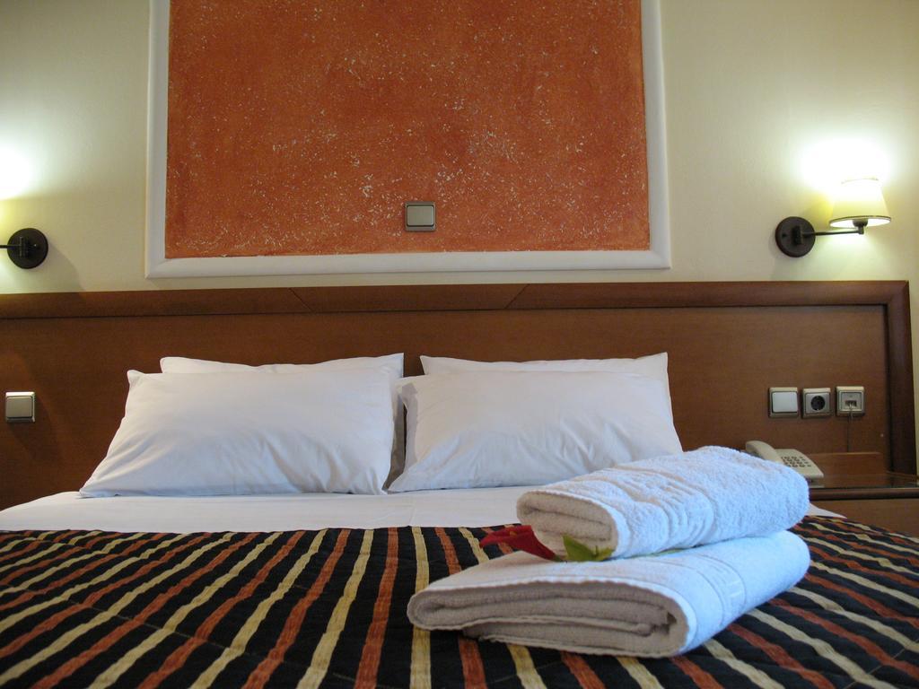 Hotel Prigipikon Suites And Sofites Лутра Ипатис Екстериор снимка