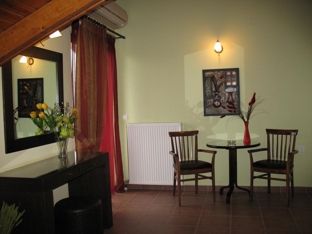 Hotel Prigipikon Suites And Sofites Лутра Ипатис Екстериор снимка