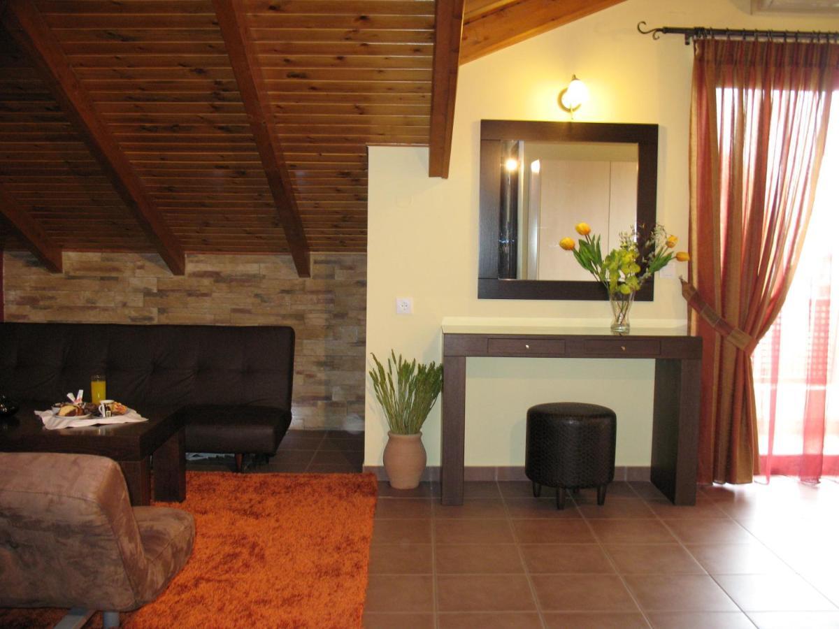 Hotel Prigipikon Suites And Sofites Лутра Ипатис Екстериор снимка