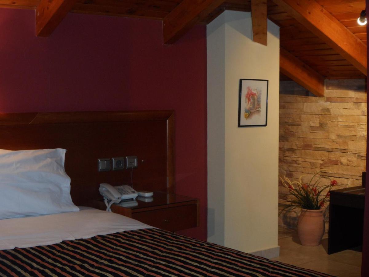 Hotel Prigipikon Suites And Sofites Лутра Ипатис Екстериор снимка