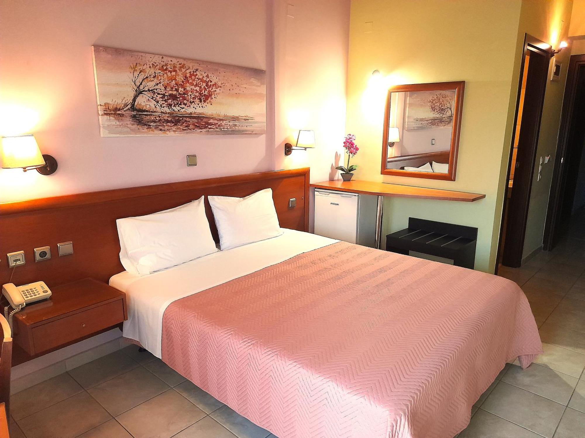 Hotel Prigipikon Suites And Sofites Лутра Ипатис Екстериор снимка
