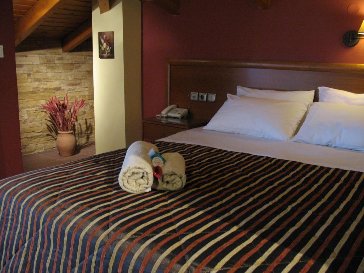 Hotel Prigipikon Suites And Sofites Лутра Ипатис Екстериор снимка